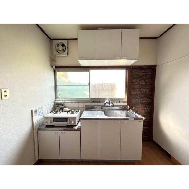 窓付きの明るいキッチン