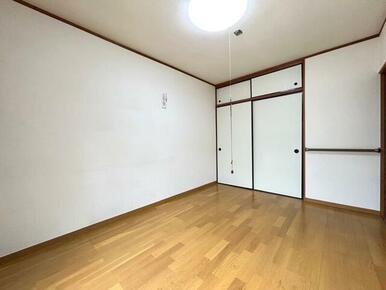 １Ｆ洋室６帖。収納付きでお荷物スッキリ片付きます♪