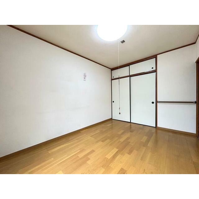 １Ｆ洋室６帖。収納付きでお荷物スッキリ片付きます♪