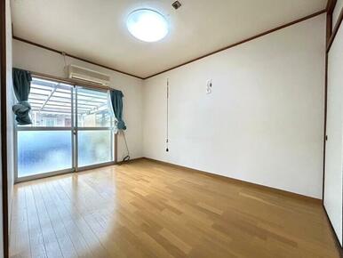 １Ｆ洋室６帖。東側からの採光があり、明るいお部屋です♪