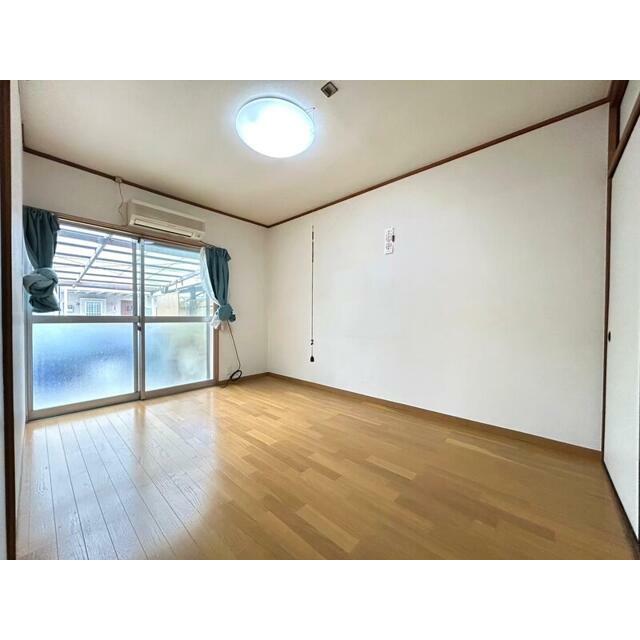 １Ｆ洋室６帖。東側からの採光があり、明るいお部屋です♪
