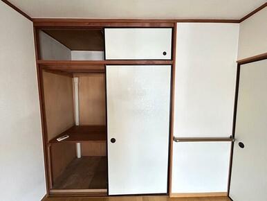 １Ｆ洋室６帖の押入。お荷物スッキリ片付きます♪