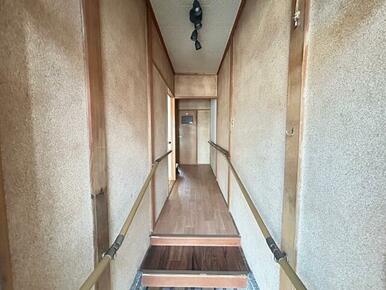 玄関から廊下