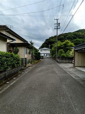 前面道路（東側から）