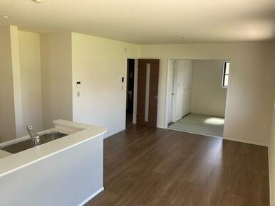 家具の配置で個性が光るリビング（2号棟）