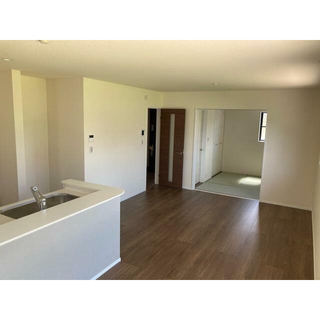 家具の配置で個性が光るリビング（2号棟）