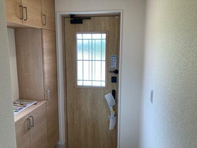 開ければ広がる、閉じれば落ち着く玄関（4号棟）