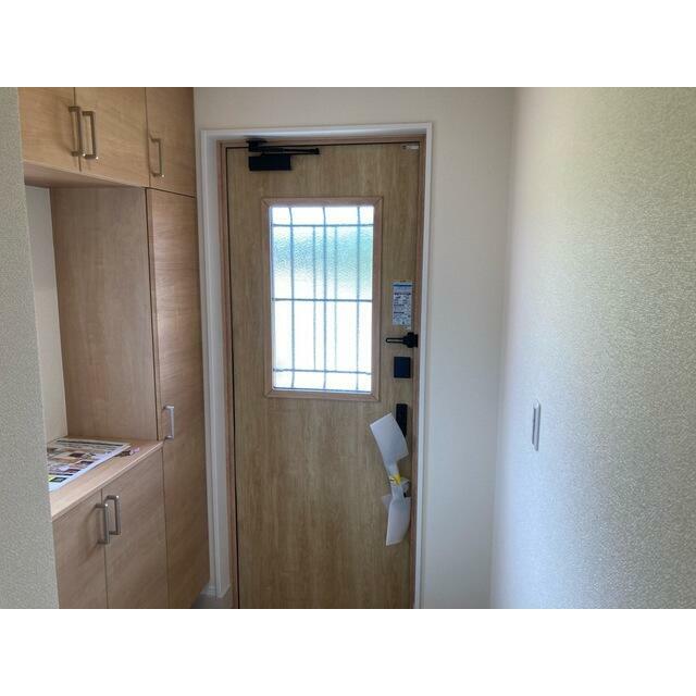 開ければ広がる、閉じれば落ち着く玄関（4号棟）