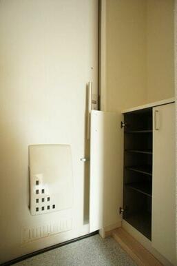 玄関には両開きの下駄箱がございます♪