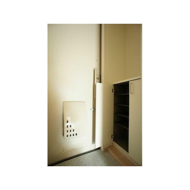 玄関には両開きの下駄箱がございます♪