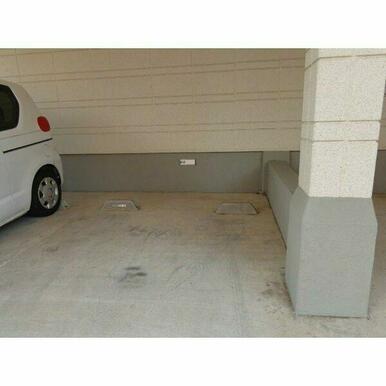 幅広めで、停めやすいです!