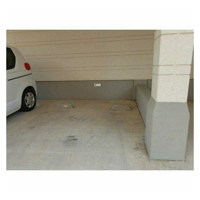 幅広めで、停めやすいです!