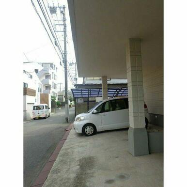 珍しい屋根付き駐車場です!車をあまり濡らしたくない方には、とてもお勧めです!