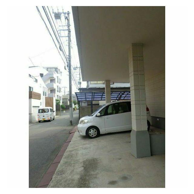 珍しい屋根付き駐車場です!車をあまり濡らしたくない方には、とてもお勧めです!