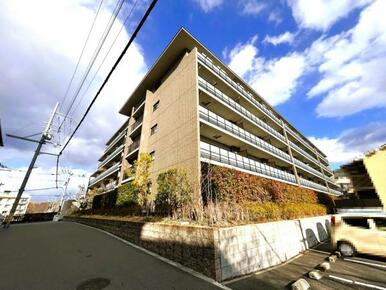 駅・教育施設・買物施設・観光地の近い立地のマンションです