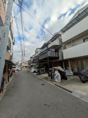 前面道路含む現地写真です