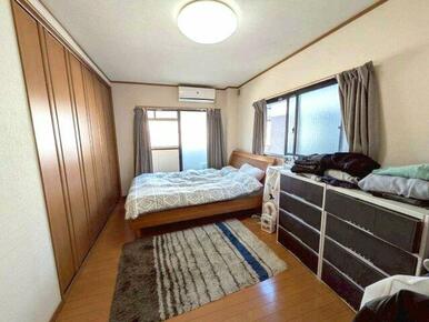 明るい洋室です