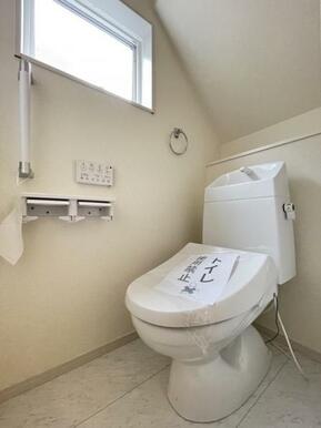 採光窓は臭い対策にもなって清潔な空間を保てます♪立ち上がりをサポートしてくれる手すりも完備！