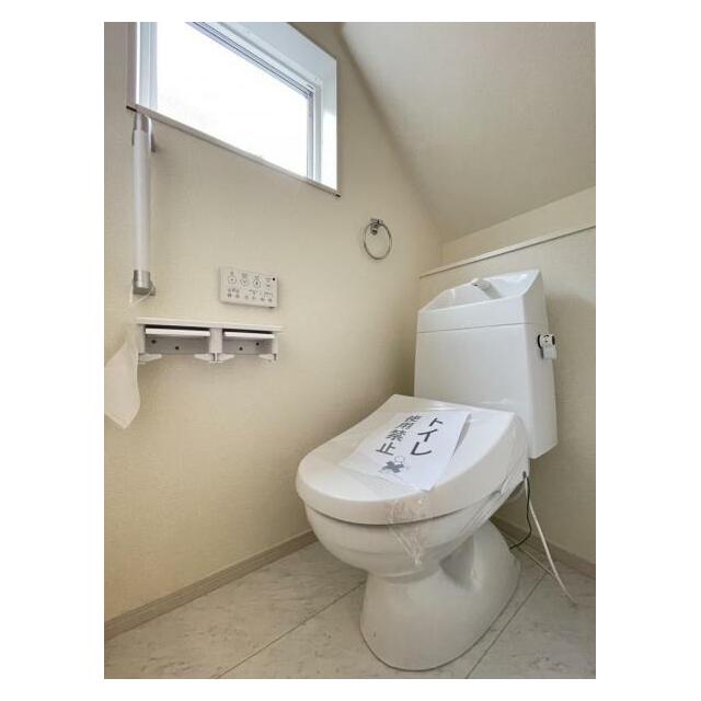 採光窓は臭い対策にもなって清潔な空間を保てます♪立ち上がりをサポートしてくれる手すりも完備！