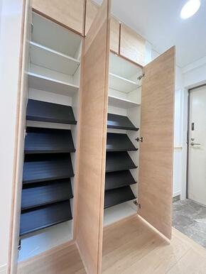 「玄関」縦型シューズボックスでご家族様でもゆったりお使いいただけます