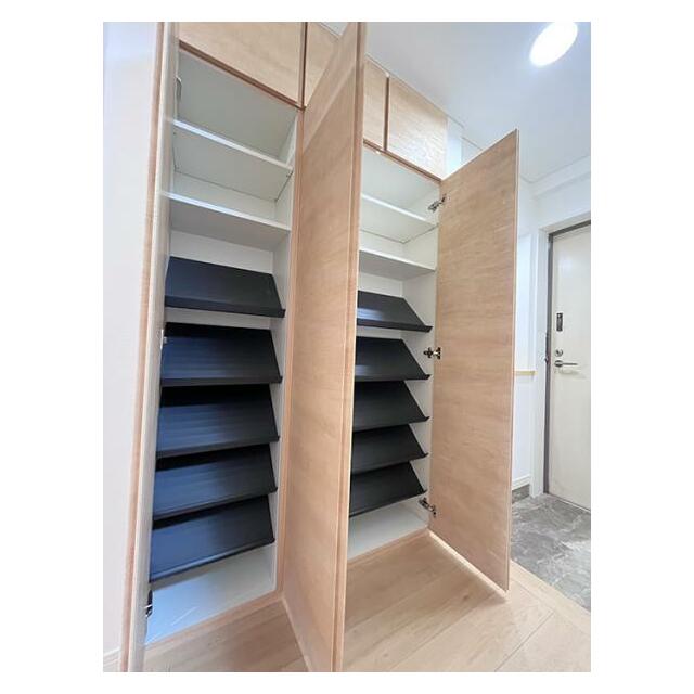 「玄関」縦型シューズボックスでご家族様でもゆったりお使いいただけます