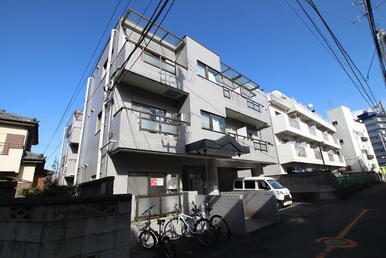 国道から1本入ったマンション