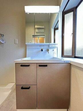 「洗面脱衣室」ハウステックの三面鏡洗面台、新品交換済み