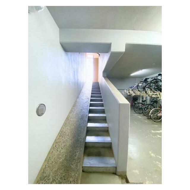 駐輪場は屋内にあり、スロープ付きのため移動や出し入れがスムーズに行えます。