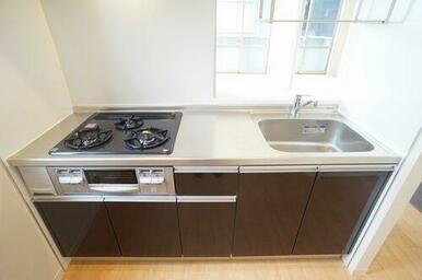 対面式のシステムキッチン（ガス３口グリル付）