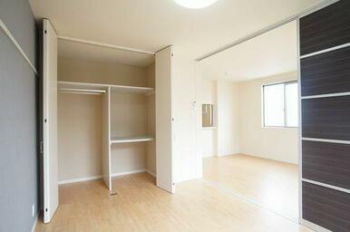 クローゼットは仕切りがあり立体的な収納ができます。