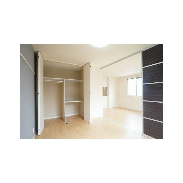 クローゼットは仕切りがあり立体的な収納ができます。