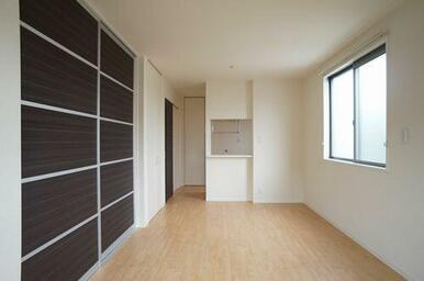 スライディングスクリーンを閉じるとこんな感じです。