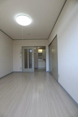 ベランダ側よりキッチン方向　他号室参考写真