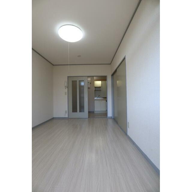 ベランダ側よりキッチン方向　他号室参考写真