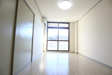 明るい広めの居室です　他号室参考写真