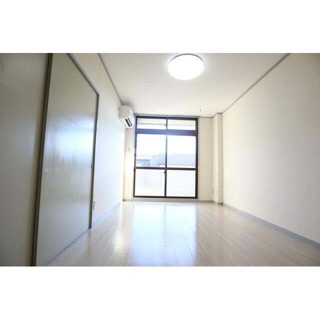 明るい広めの居室です　他号室参考写真