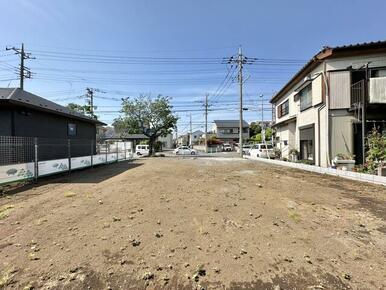 南側の奥から道路に向けて撮影