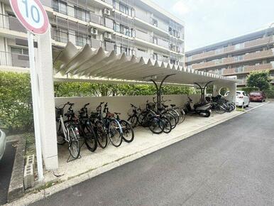 共用の駐輪スペースです。（2025年8月撮影）