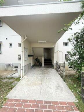 階段前の共用スペースです。（2025年8月撮影）