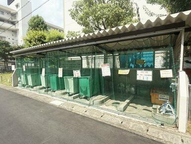 きれいに管理のされている敷地内のごみ置き場です。（2025年8月撮影）