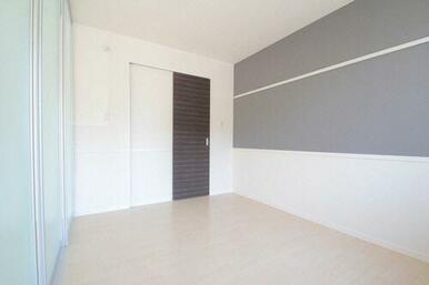 洋室　アクセントクロス採用、ウォークインクロゼットを設置しております。