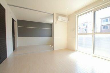 ＬＤＫ　エアコンの設置がございます。室内物干しを設置しているため雨の日でも洗濯物を干すことができま…