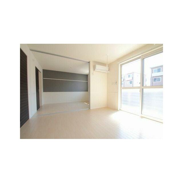 ＬＤＫ　エアコンの設置がございます。室内物干しを設置しているため雨の日でも洗濯物を干すことができま…