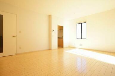 ＬＤＫ（１３．８帖）　角部屋のため採光が２面ございます。