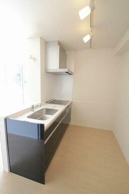 キッチン　対面式システムキッチン、３口ＩＨコンログリル付きです。