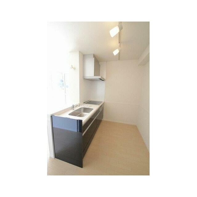 キッチン　対面式システムキッチン、３口ＩＨコンログリル付きです。