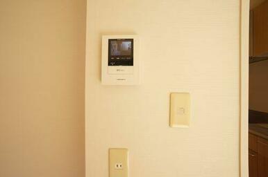 カラーモニター付きインターホンで来訪者の確認が可能です。