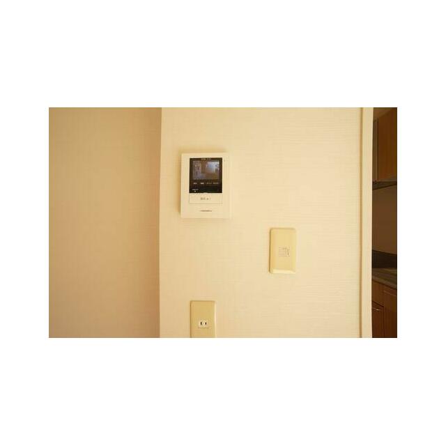 カラーモニター付きインターホンで来訪者の確認が可能です。