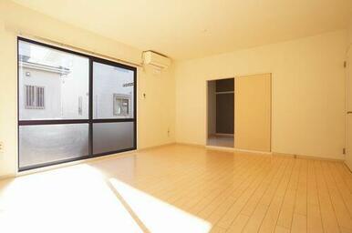 ＬＤＫ（１３．８帖）　エアコン付きです。