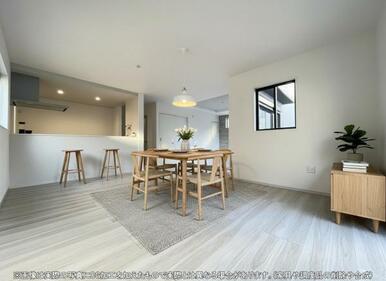 開放感のあるゆとりあるリビング。採光にもこだわった居心地の良い空間です♪